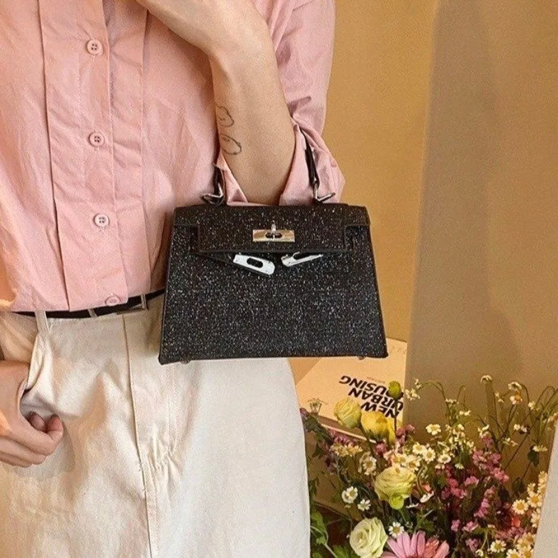 กระเป๋าผู้หญิงอเนกประสงค์พร้อมดีไซน์ลายพิมพ์ สะพายข้างหรือสะพายใต้วงแขน มีสไตล์และใช้งานได้จริงสำหรับผู้หญิง