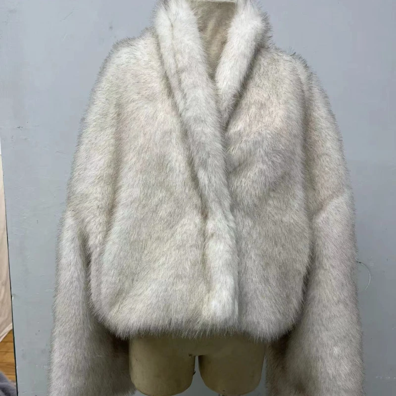 เสื้อโค้ทขนเฟอร์เทียมสีขาวสำหรับผู้หญิง ฤดูหนาว 2025 ปกคอปกพับได้ ดีไซน์หรูหรา สั้น  ลำลอง  หรูหรา  เหมาะสำหรับใส่ไปทำงาน