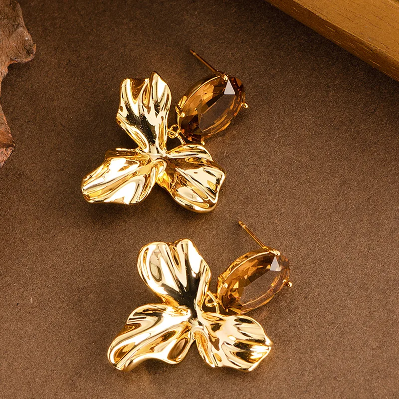 

Elegant and fashionable irregular flower-encrusted diamond and zircon earrings, niche and versatile holiday style earrings