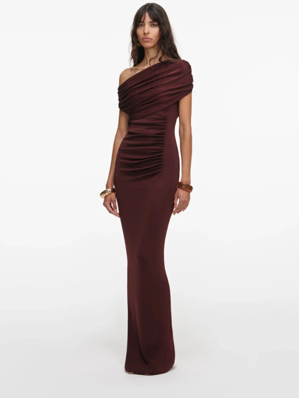 

Летнее платье 2026 года в европейском и американском стиле: новое, модное, элегантное, облегающее, с одним открытым плечом и асимметричной талией