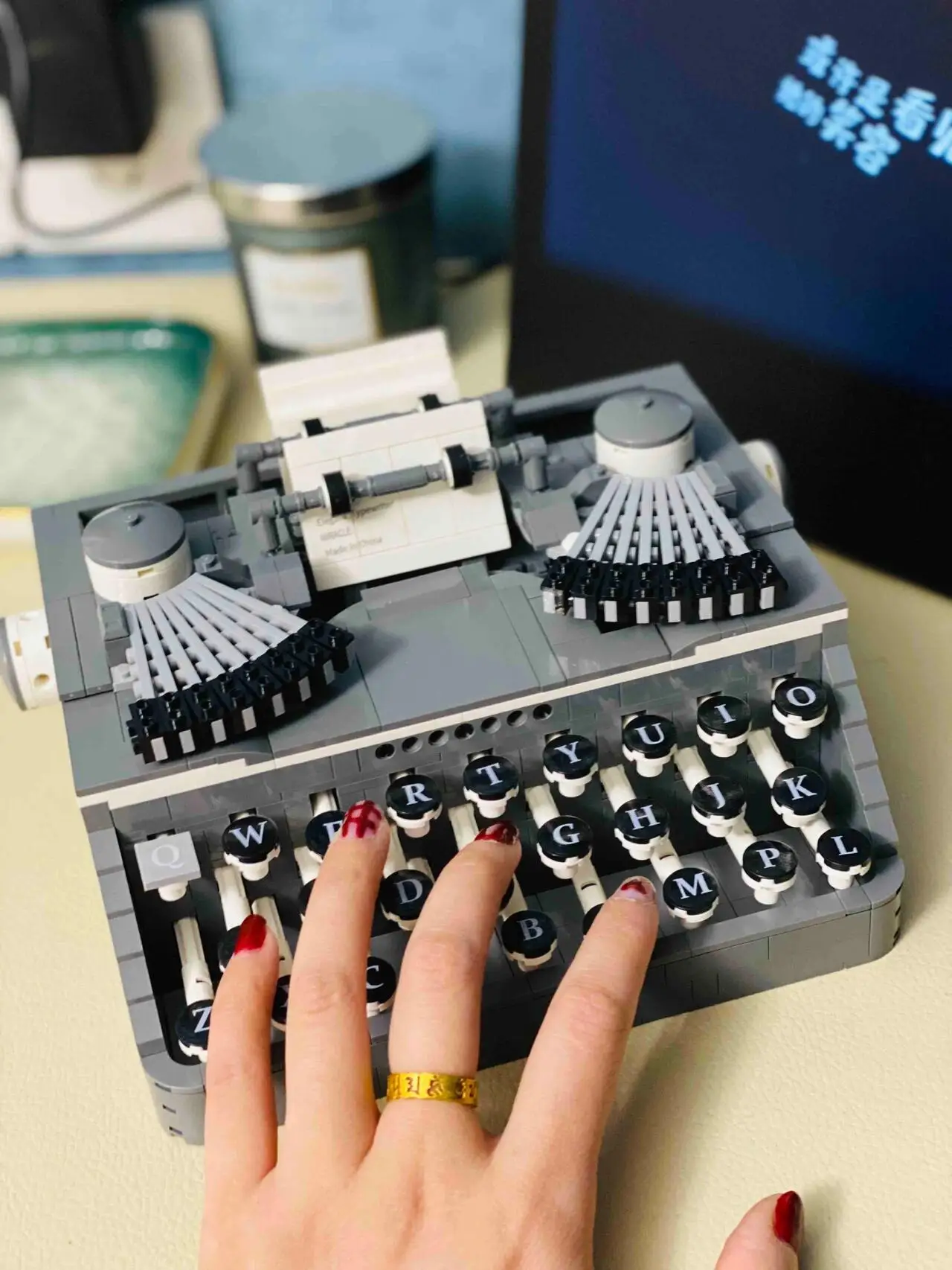 1000+PCS Mini Vintage Typewriter Building Blocks High Difficulty Assembly Desktop Decoration Holiday Gift view 3