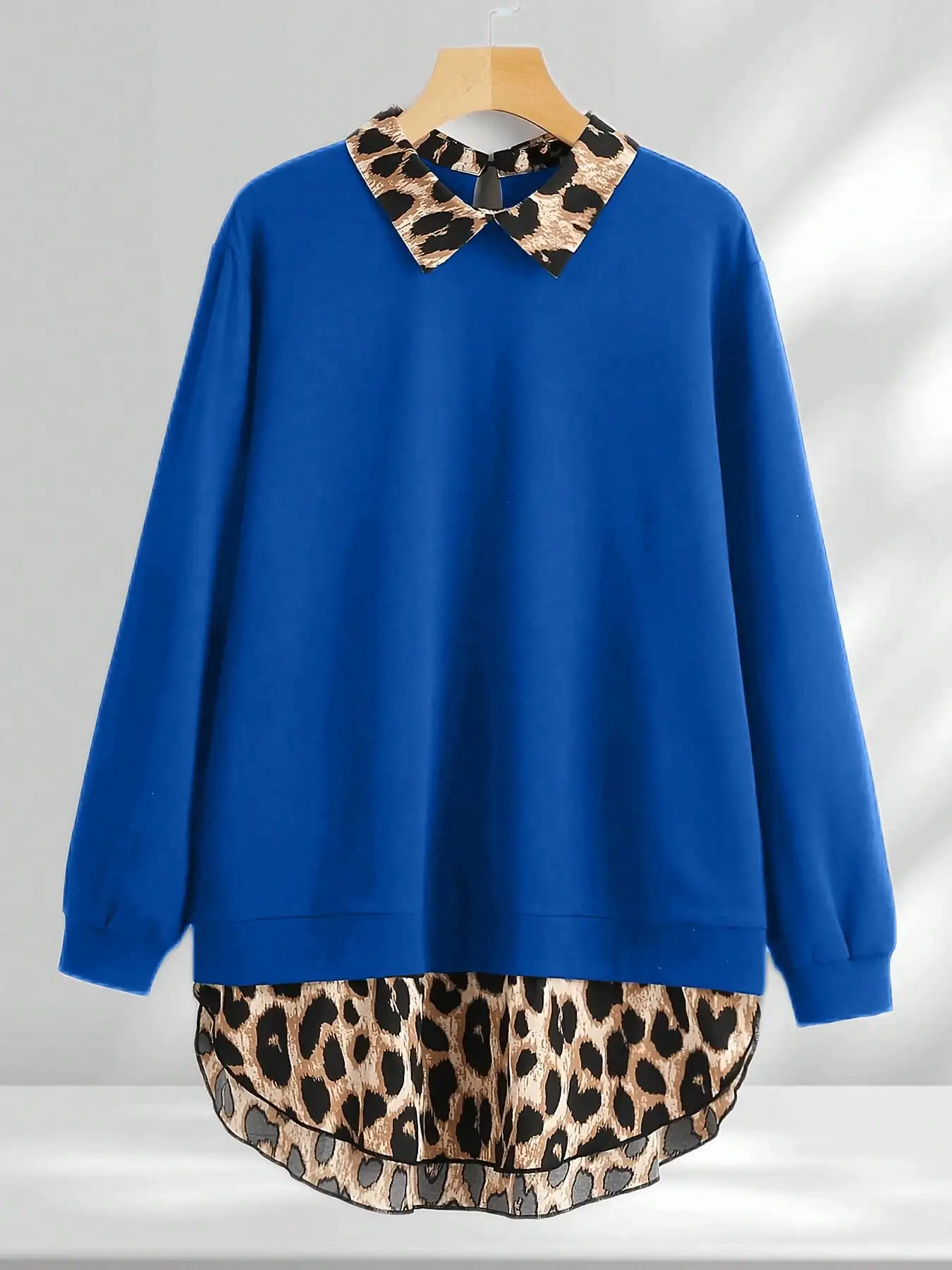

Синий свитшот больших размеров с леопардовым воротником и асимметричным подолом, повседневный топ с длинным рукавом