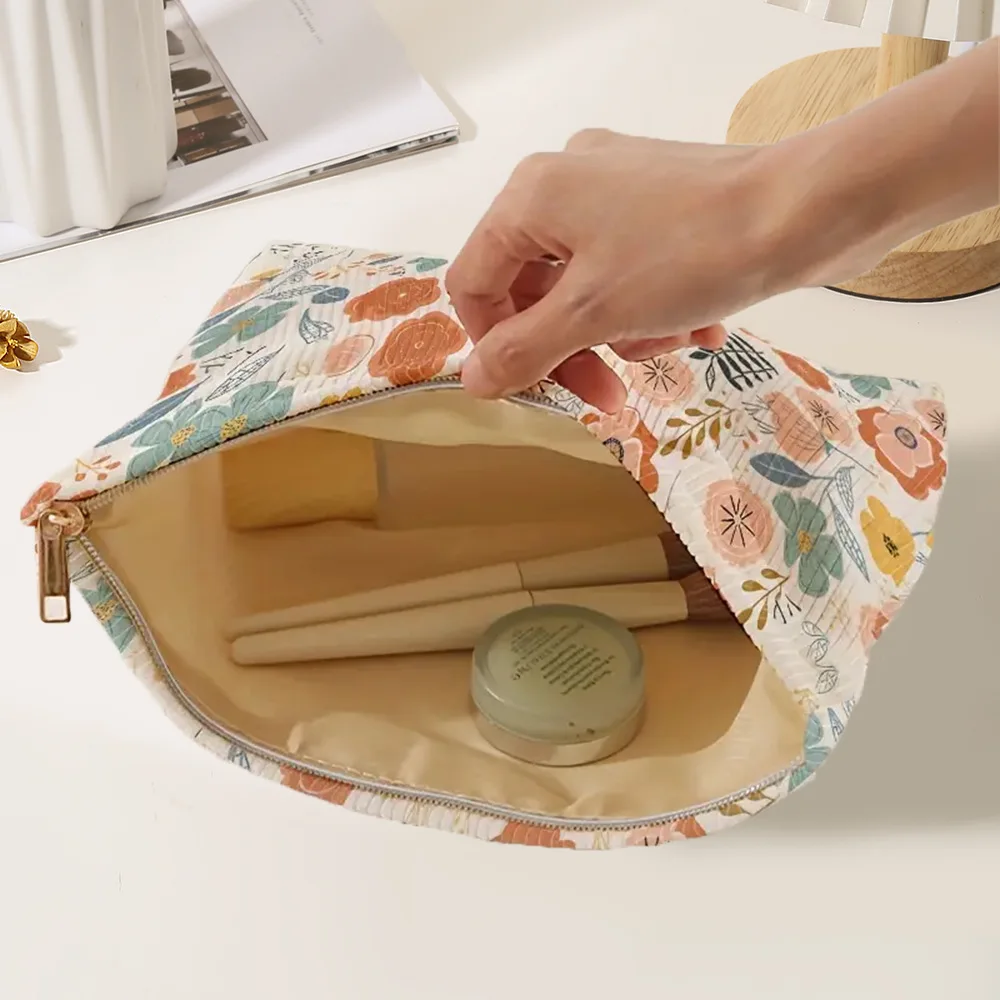 حقيبة مكياج سروال قصير مطبوعة بالزهور، صندوق تخزين مكياج أسود خفيف الوزن بسحاب، حقيبة مستحضرات تجميل متعددة الوظائف مع بطانة