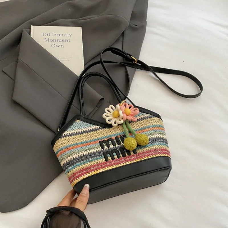 

Классическая элегантная женская сумка-саквояж из структурированной кожи с двойными верхними ручками и передним карманом