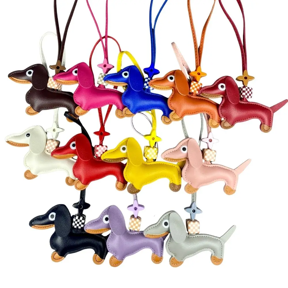 Llavero de cuero de perro salchicha con trébol de cuatro hojas y abalorio de cuentas a cuadros, costuras detalladas, regalo lindo único, cuero PU