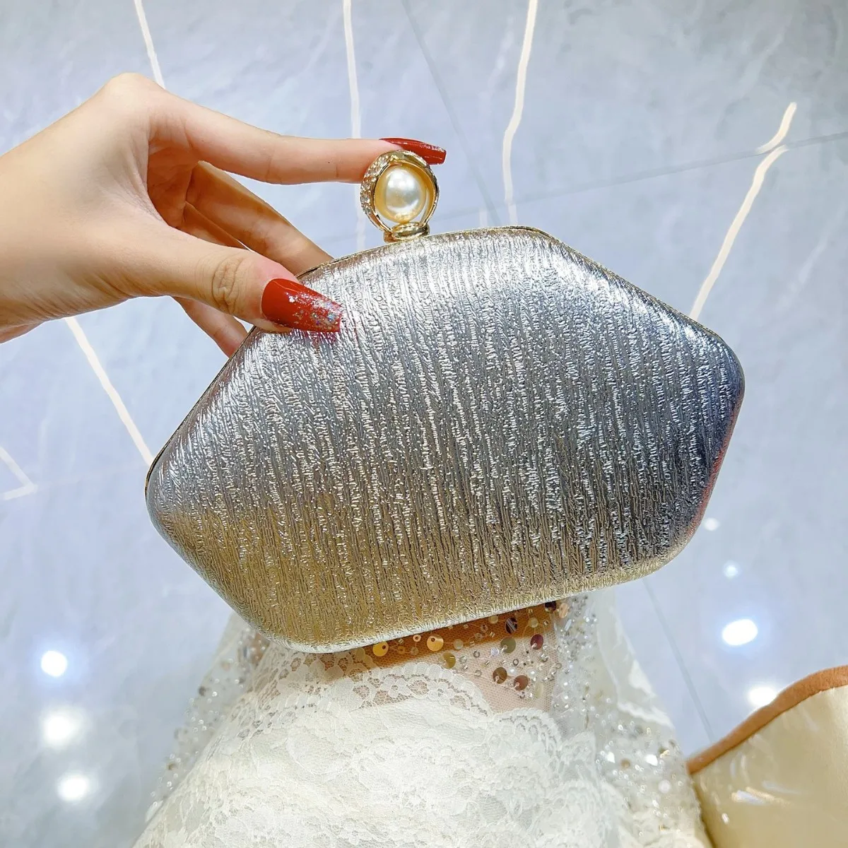

Модный нерегулярный серебряный маленький кошелек-клатч из искусственной кожи для женщин, сумки на плечо с цепочкой для свадебной вечеринки, вечерние сумки, женская сумочка 2025