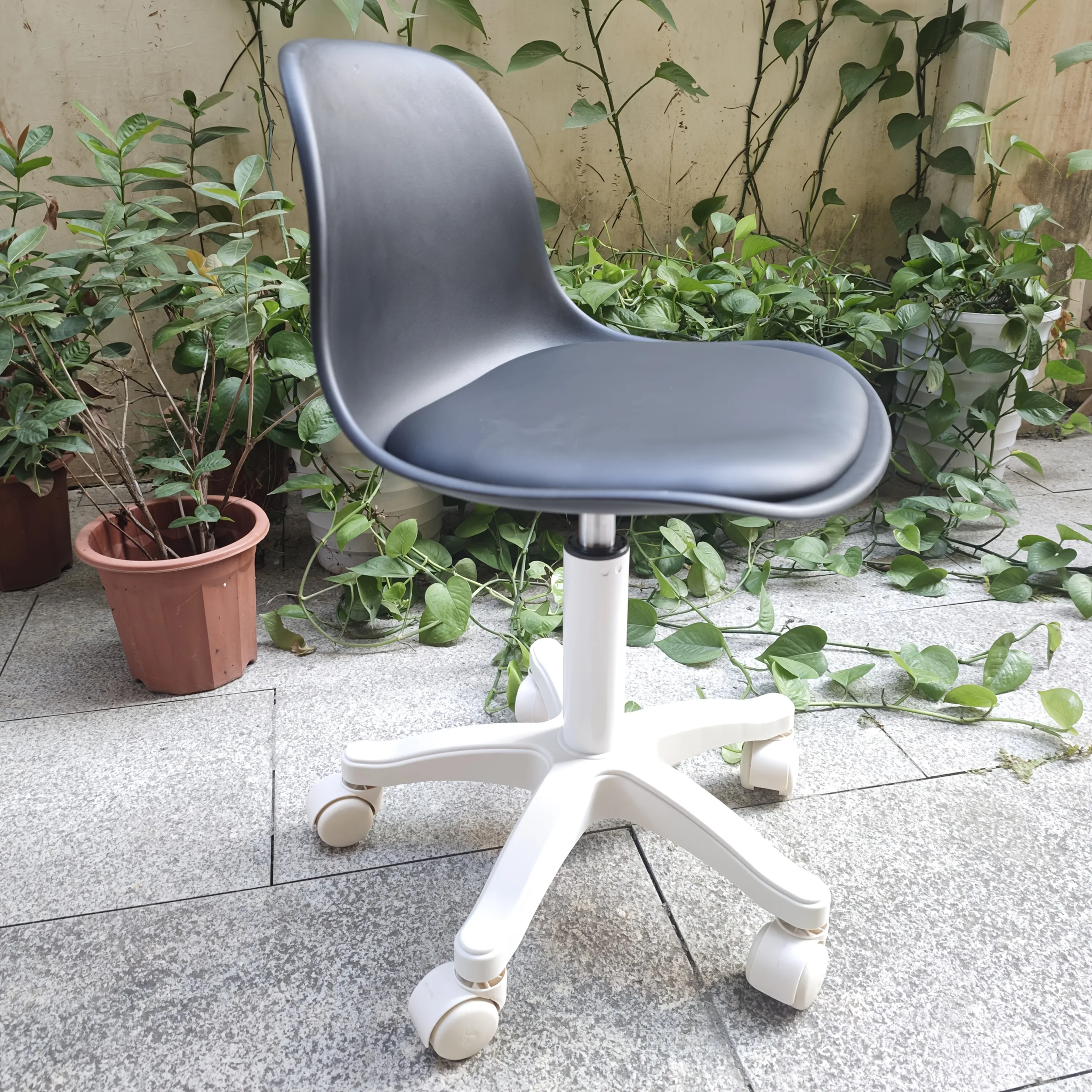 Roller Stool with 136.08 KG Weight Capacity: Round Swivel Chair with Backrest, 360° Rotation, Adjustable Height
