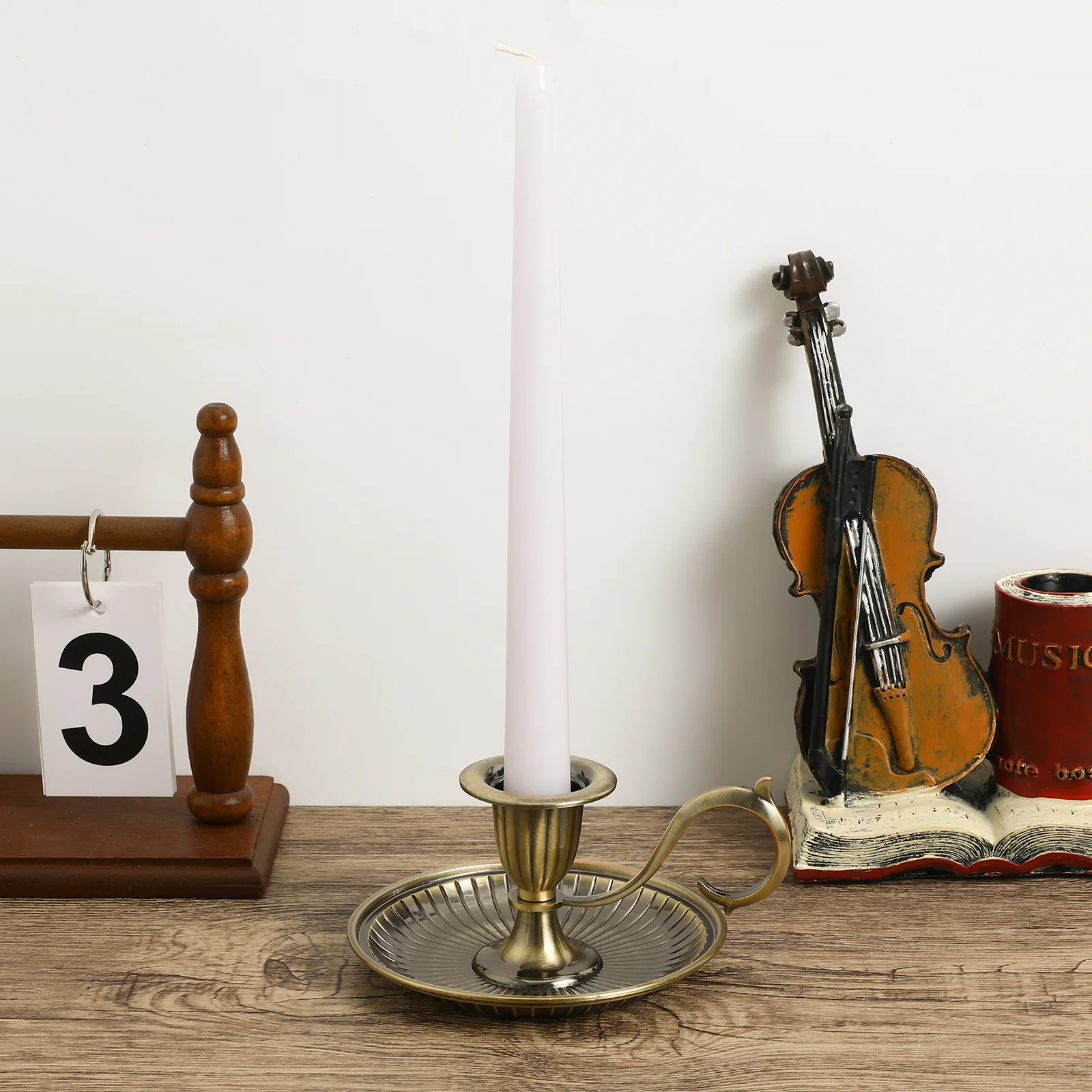 

Retro Metal Taper Holder Vintage Candlestick Decorative Handle Table Stand Party Wedding Birthday Home Decoration