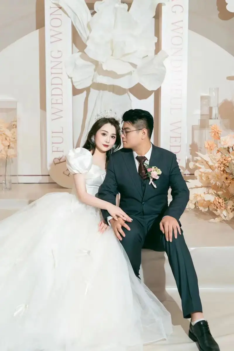 Vrouwen Licht Luxe Wit Satijn Kant Lieverd Kralen Kleine Strik Korte Bladerdeeg Mouw Bruid Baljurk Aangepaste Trouwjurk