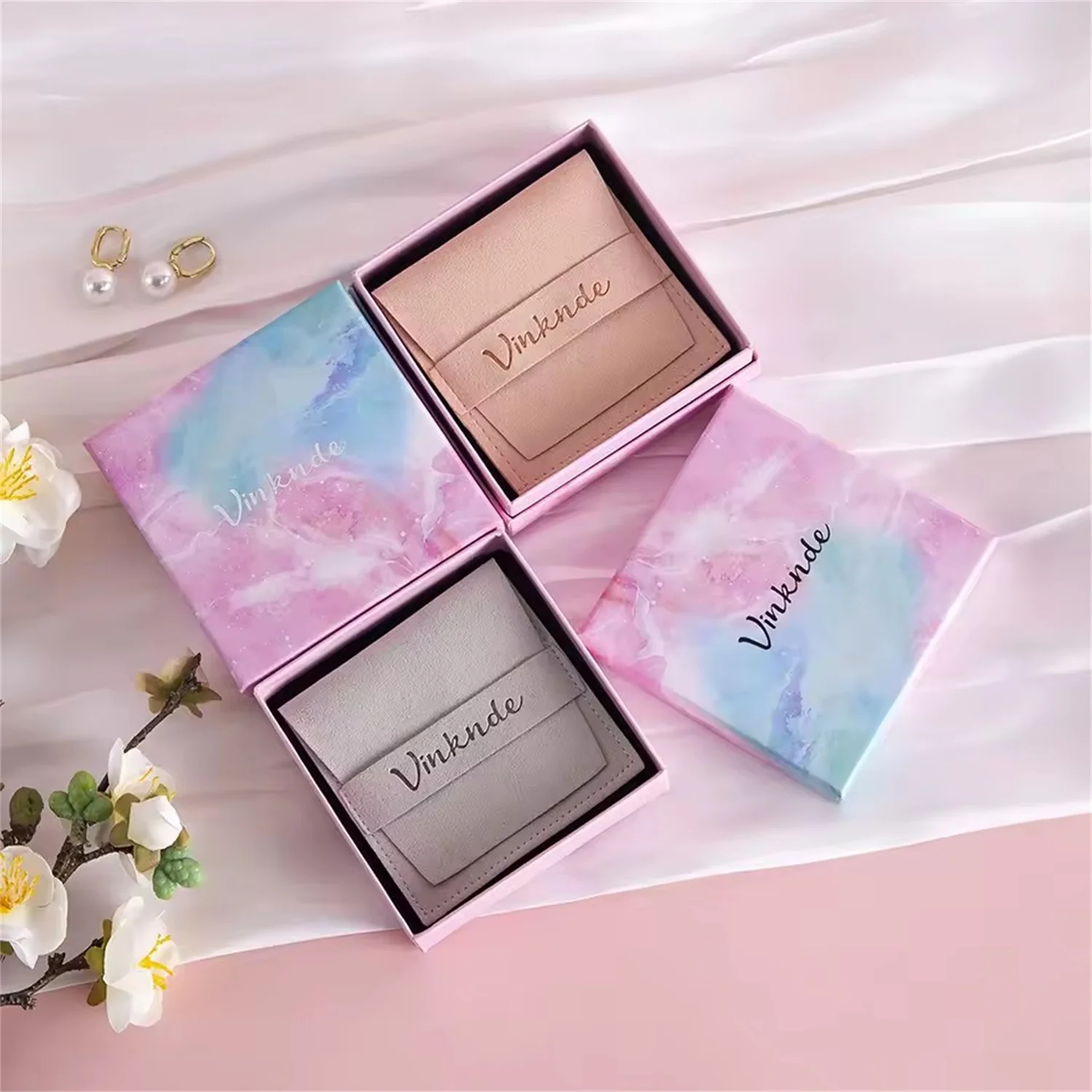 

Упаковка для ювелирных изделий Радужная коробка 9x9x3 см с полоской из микрофибры 8x8 см Персонализированный подарочный пакет Пользовательский логотип Органайзер для свадебных аксессуаров