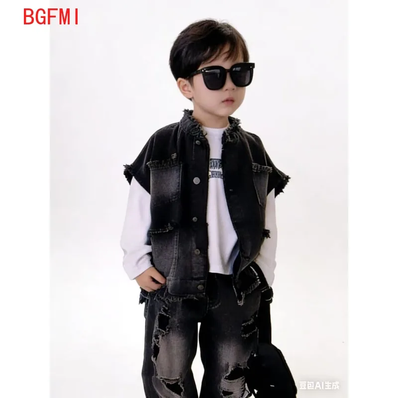 

Весенне-осенняя детская одежда: Новая корейская модная винтажная джинсовая жилетка, белая футболка с надписью, рваные синие/черные джинсы для мальчиков