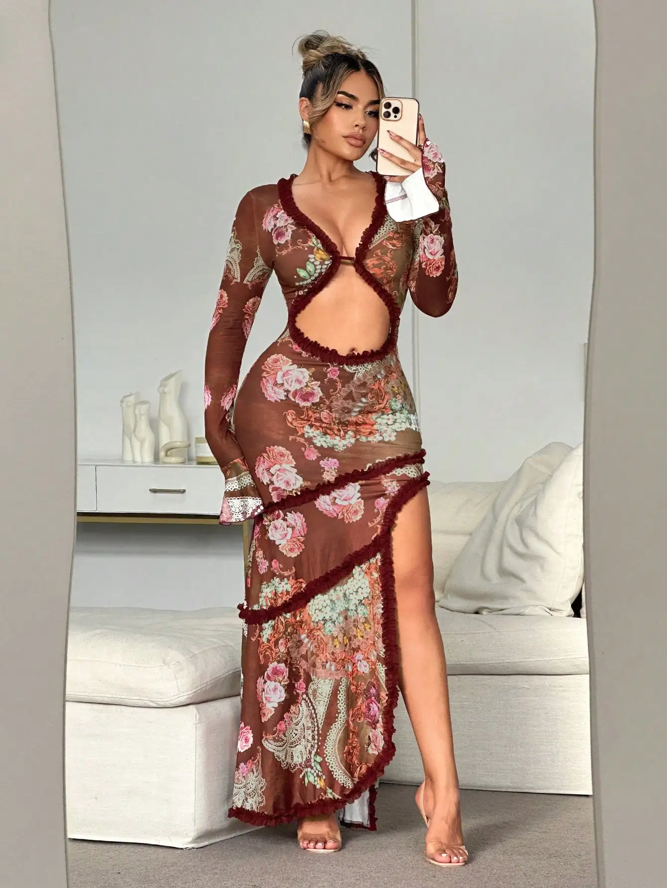 

Женское макси-платье с цветочным принтом, длинными рукавами, вырезами и высоким разрезом