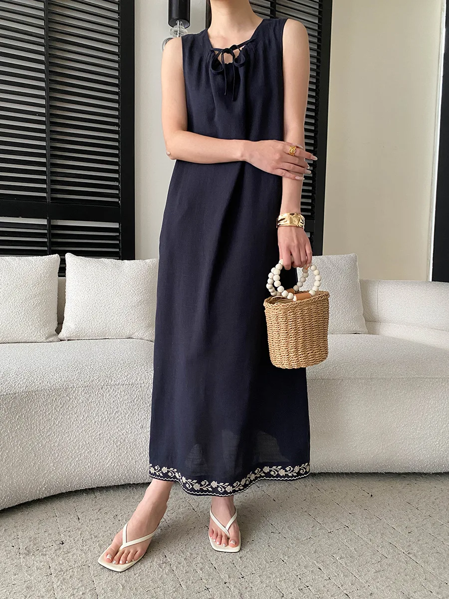 Sommerliches Damenkleid, lässig, einfarbig, mit Schnürung, besticktem Saum, ärmellos, im Westen-Stil. – Detail 5