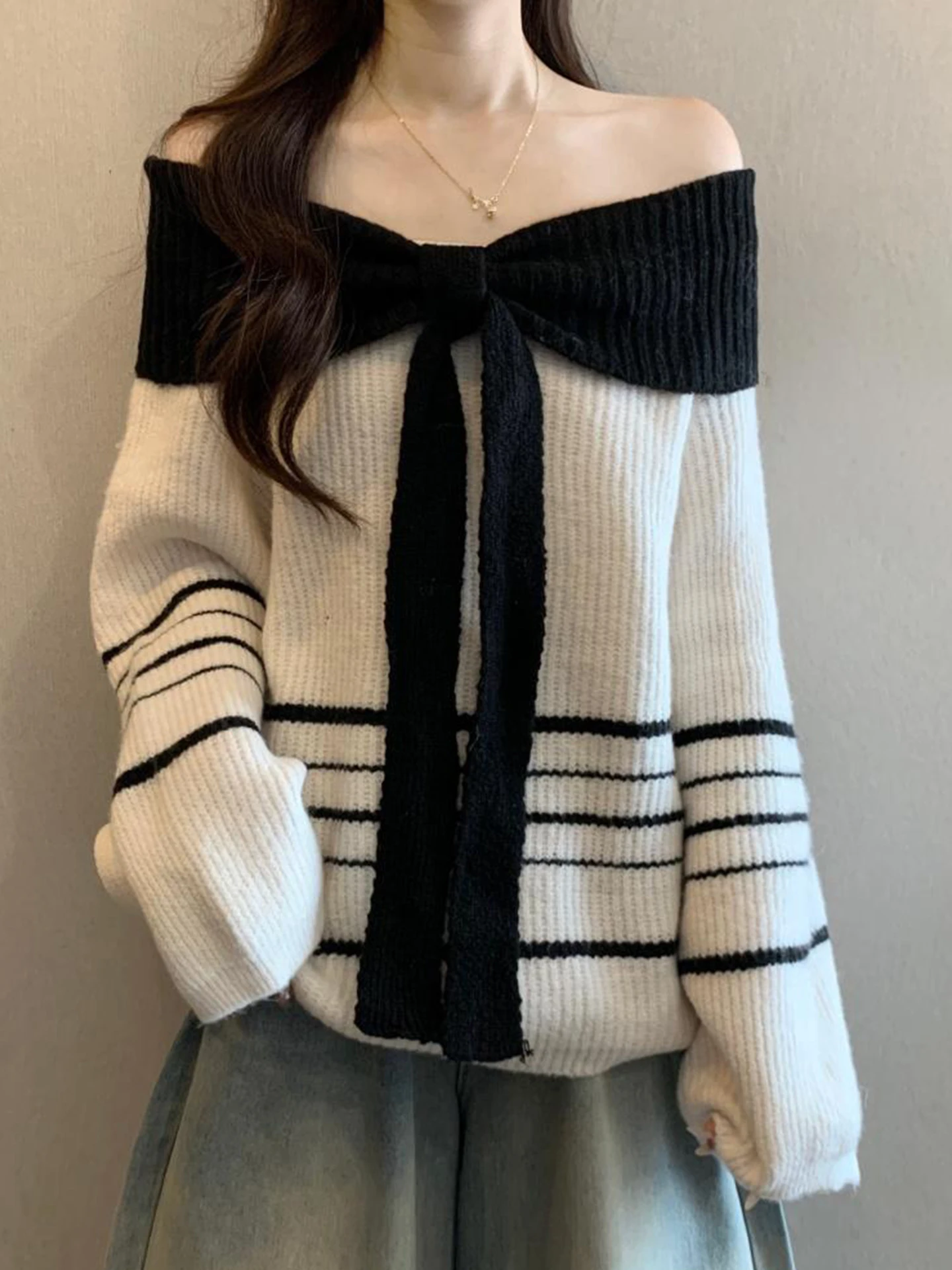 

Модный полосатый вязаный свитер на одно плечо для женщин, осенне-зимний, больших размеров, свободного кроя, с узлом, стильный, для повседневной носки