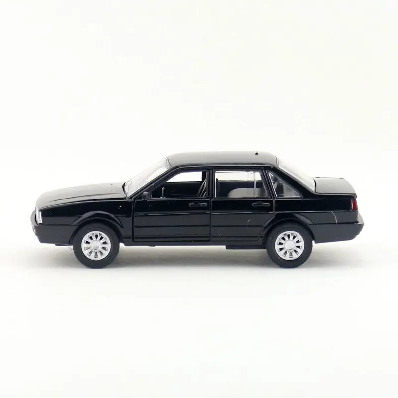 1/32 Volkswagen Santana Car Toy For Children Diecast Classical Miniature Model Pull Back Sound & Light Collection Gift For Boys