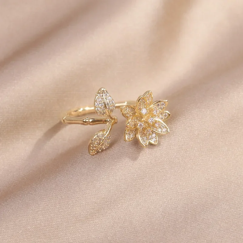 女性のための絶妙な葉の花のジルコニアリング、本物の金メッキリング、毎日のオープニング調整可能なジュエリー、ファッションデザイン、新しい
