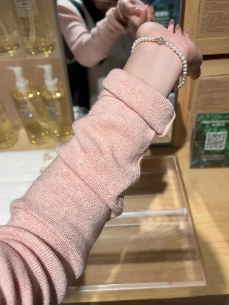 Miękka, wygodna dzianinowa baza, damska bluzka z wysokim kołnierzem, jesienno-zimowa odzież wewnętrzna, uniwersalna, bazowa, elegancka.