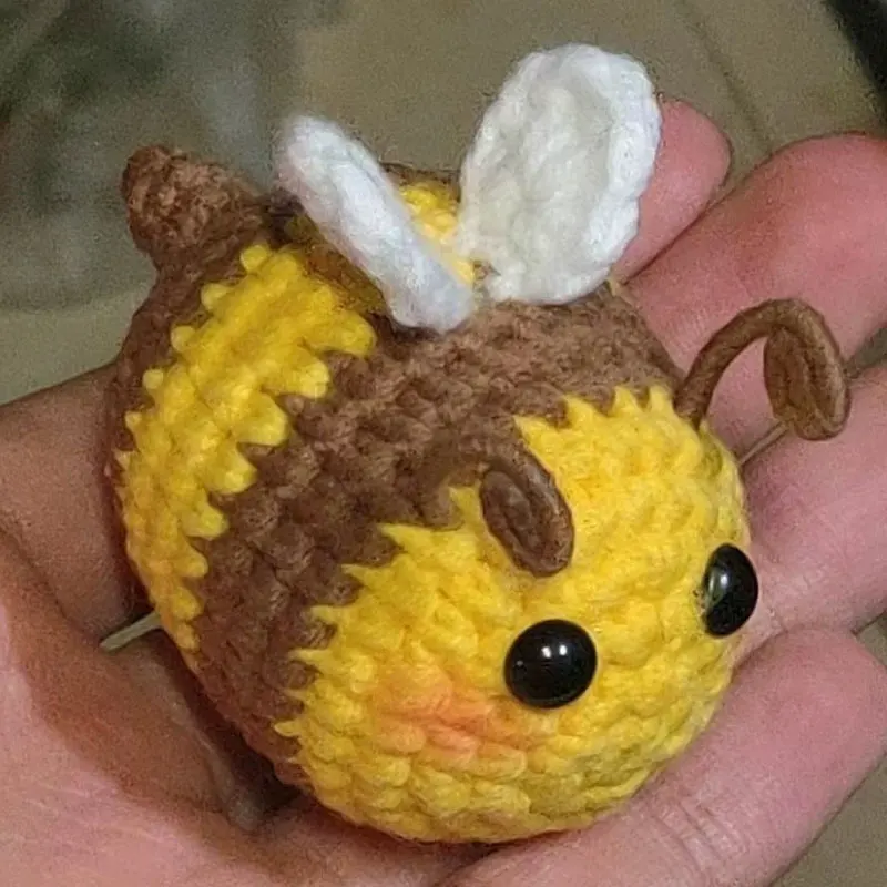 Crochet Bee Keychain, DIY Hand‑Knitted Mini Bee Pendant, Car & Handbag Charm, Festival Gift