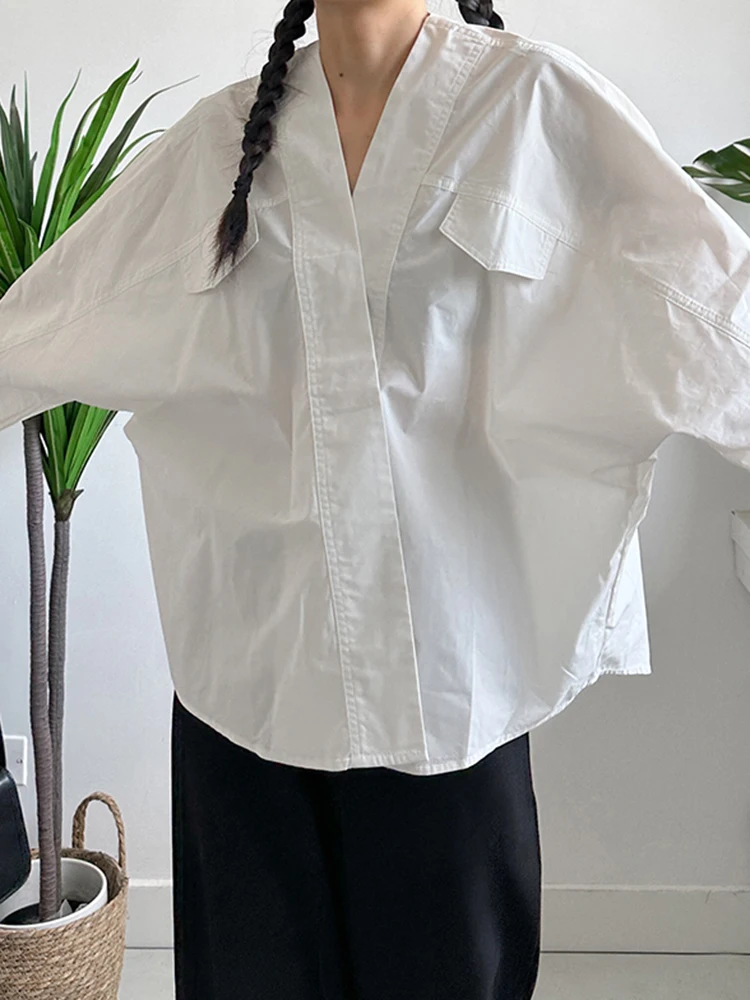 [EAM] Women White Spliced Big Size Elegant Blouse New V-neck Long Batwing Sleeve Shirt Fashion Tide Spring Autumn 2024 1DH6891