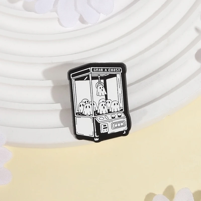 Retro Boo Claw Machine Enamel Pin Grab a Ghost Halloween Metal Brooch Lapel Backpack Badge Jewelry Accessories Gift for Friends