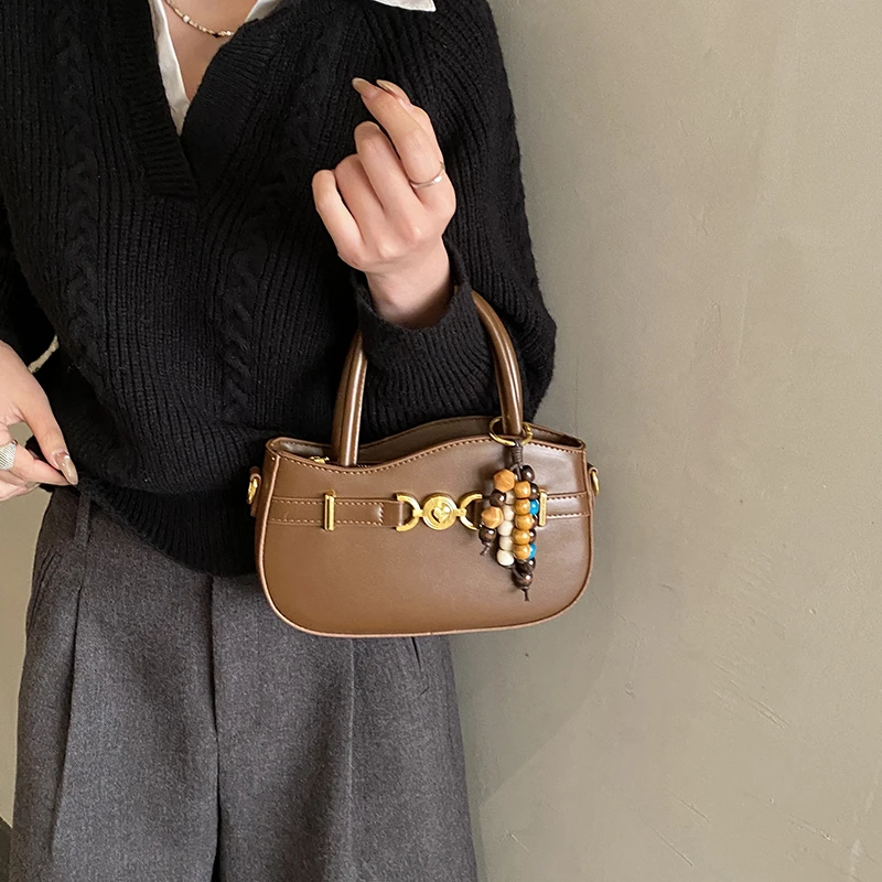 

Premium Vintage Simple Messenger Bag For Leisure Women With Solid Color And Chic Crossbody Style Logo