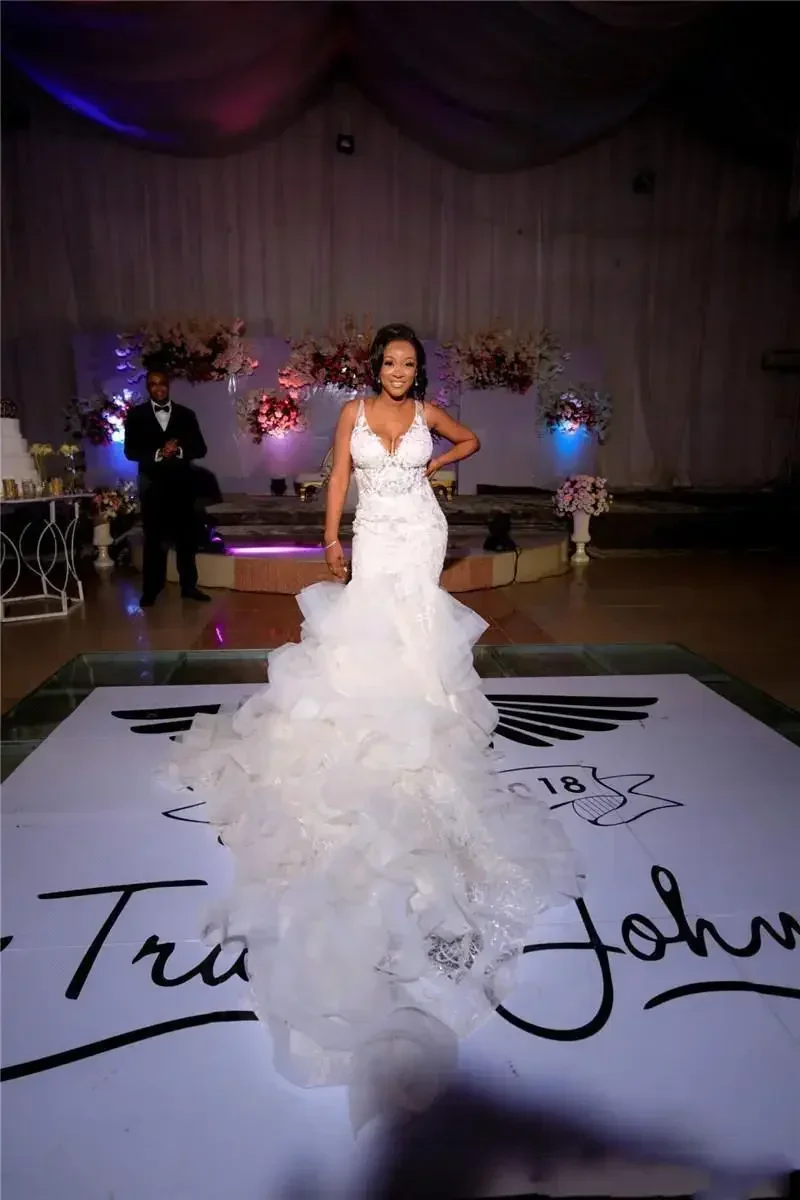 

Customized Slim Mermaid V Neck Sleeveless Wedding Dresses Sweep Train Lace Appliques Backless Bridal Gowns With Ruffles