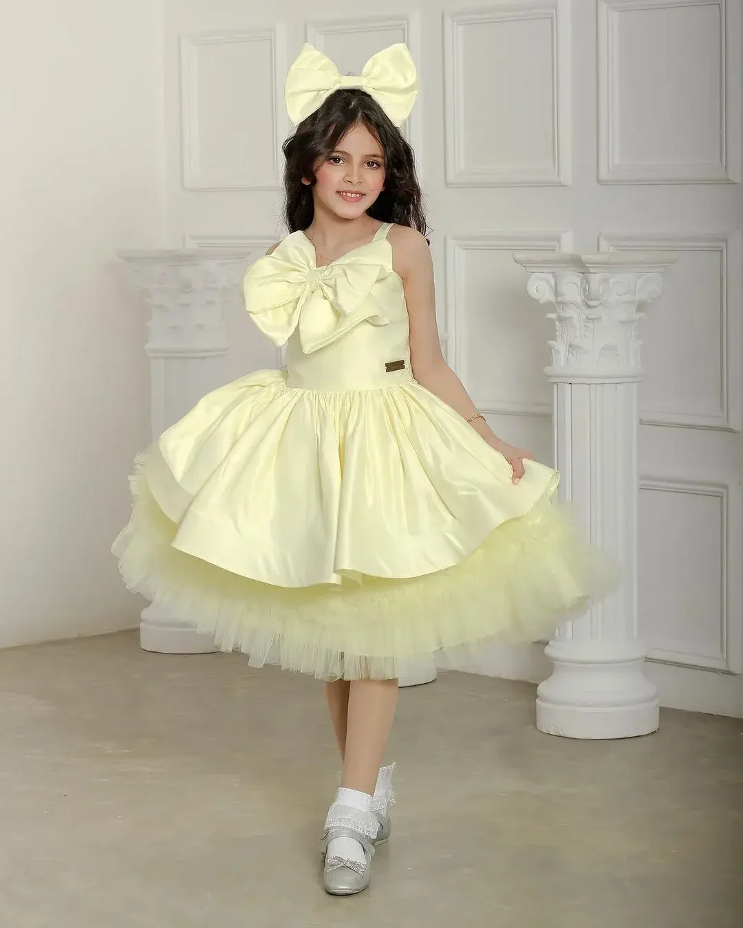 Abito da ragazza di fiore in raso con fiocco giallo personalizzato in tulle Ryffles senza maniche per matrimonio, festa di compleanno per bambini, abito da ballo per prima comunione