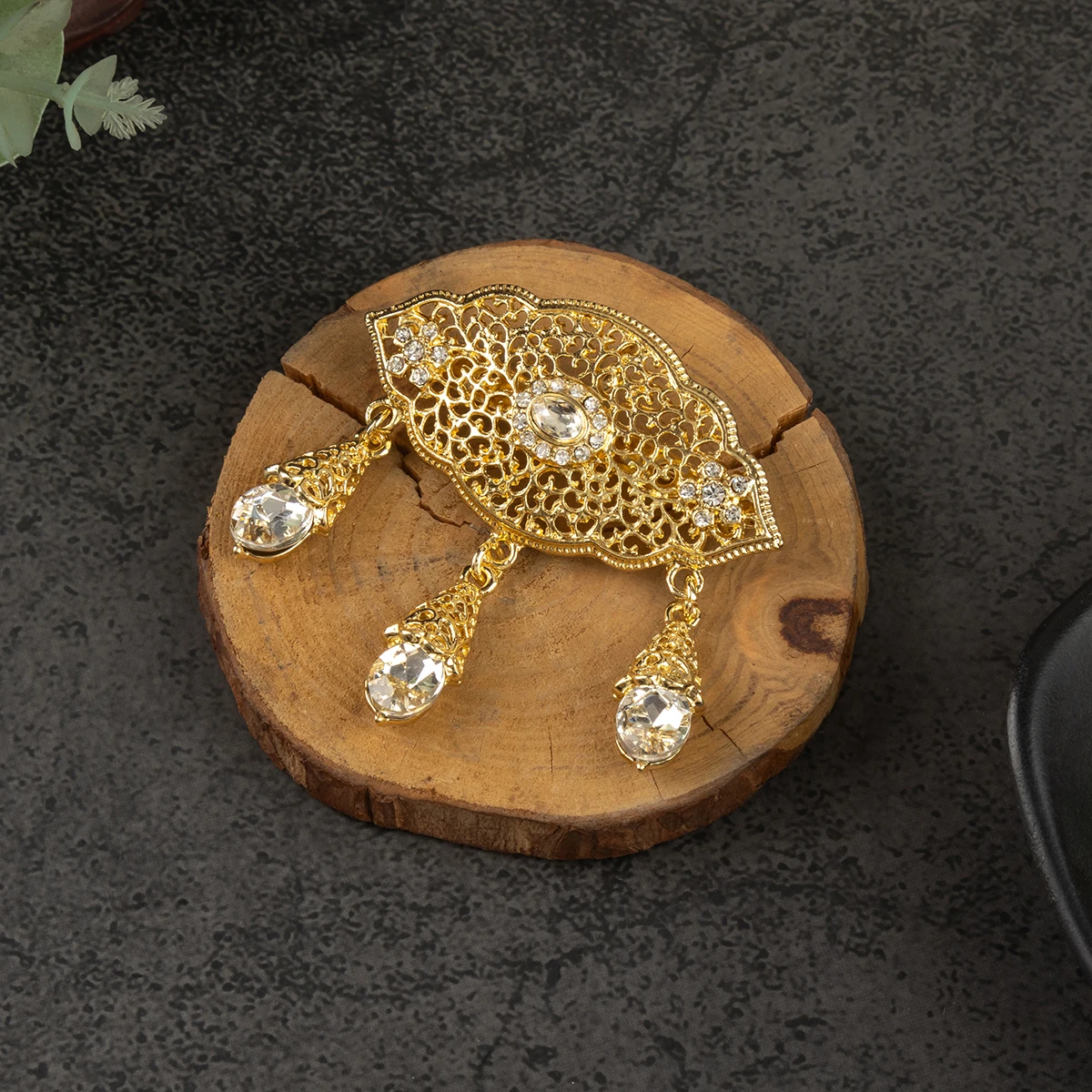 يتميز القلادة الصغيرة المستديرة المعدنية المجوفة بتصميم رائع ورائع وهو بروش للعروس المغربية الفاخرة