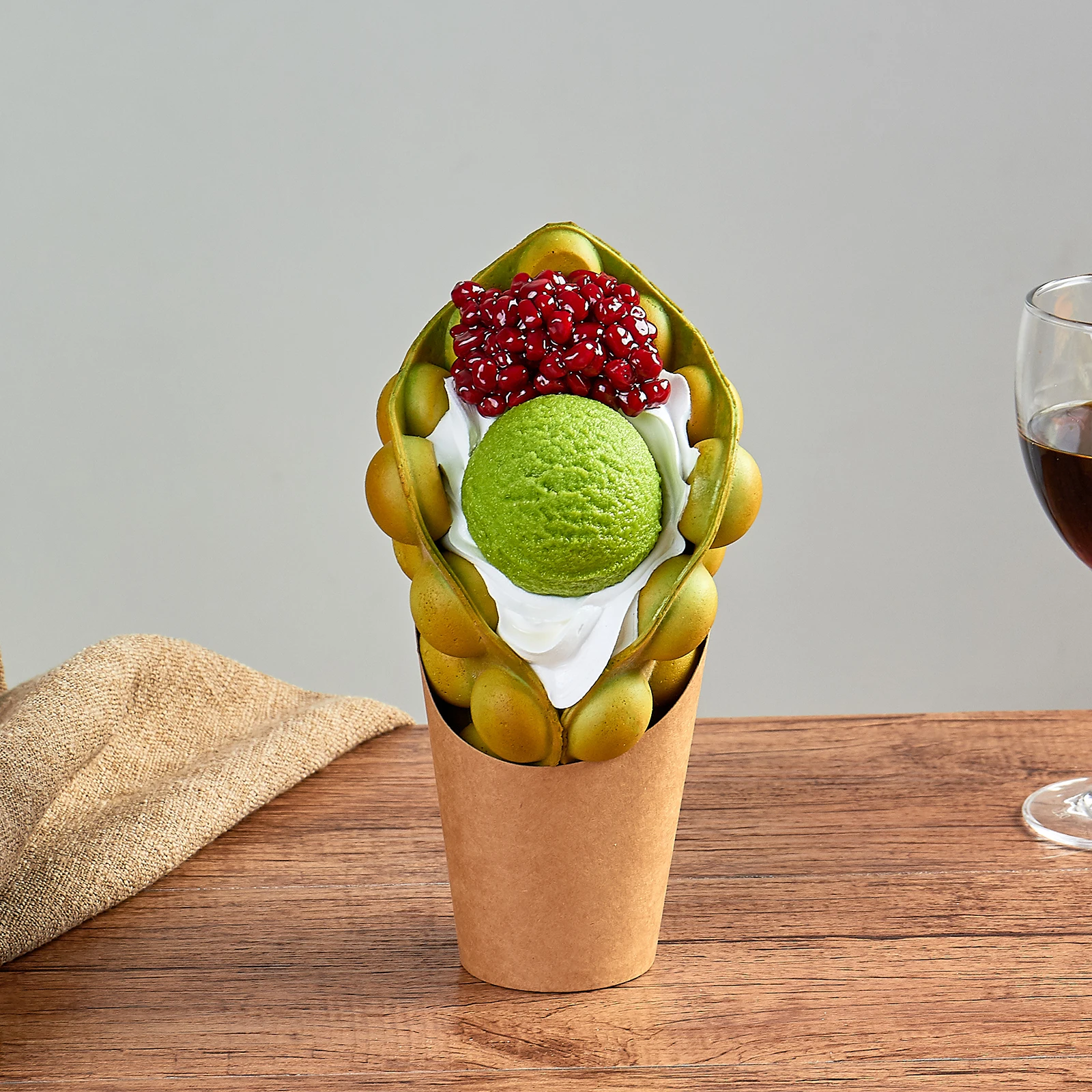 Simulierte Eiscreme-Frucht-Schokoladen-Ei-Waffel – verschiedene Geschmacksrichtungen, künstliches Dessert, Osterdekoration, Party-Foto-Requisite – Detail 9