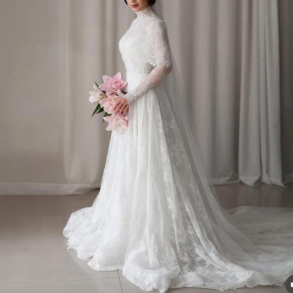 Elegancka suknia ślubna z koronki z żakietem, wysoki kołnierz, długie rękawy, zdobiona koralikami, z trenem typu sweep, vestidos de