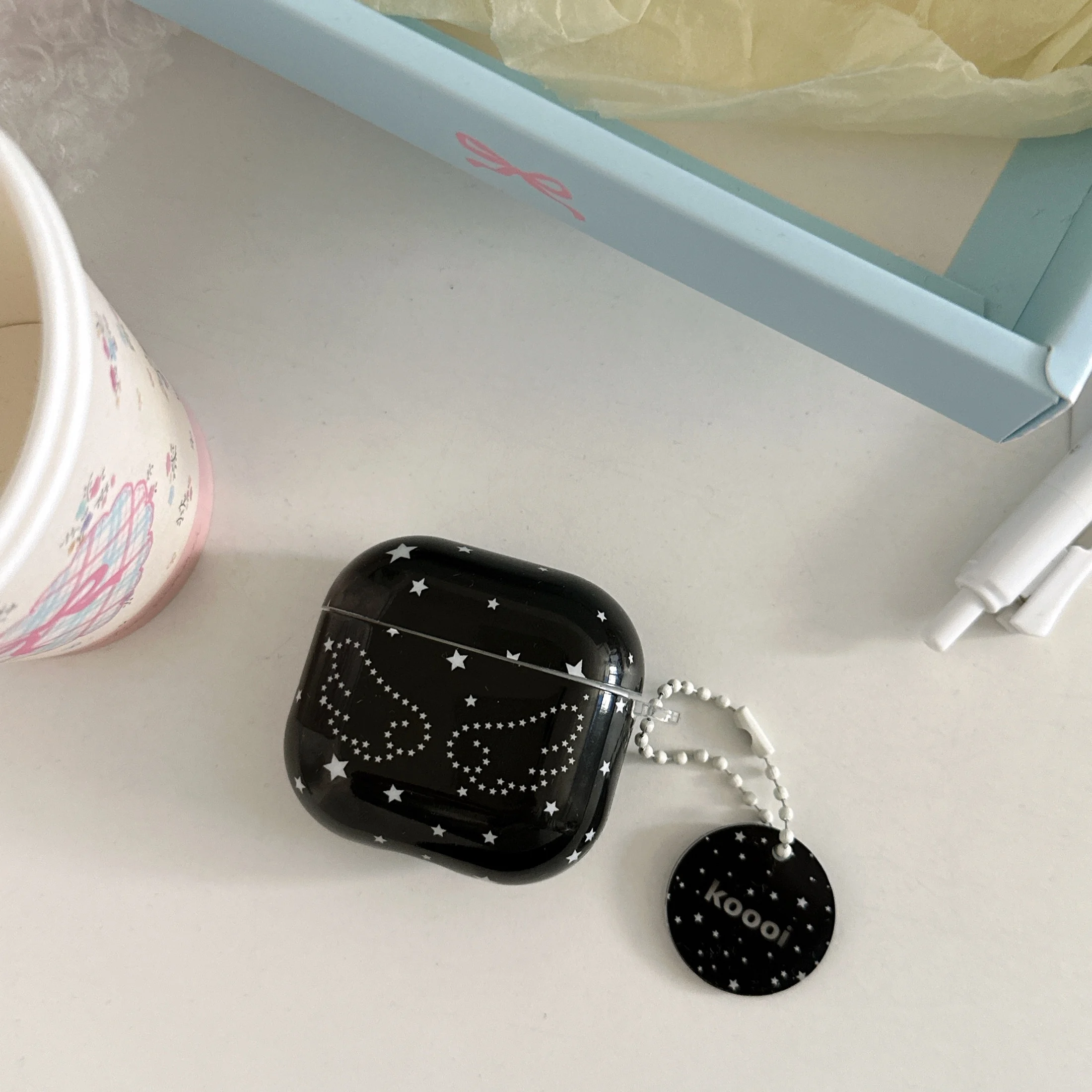 خلفية سوداء مع أجنحة نجمة + قلادة إنجليزية مستديرة مناسبة لحافظة Apple Airpodspro/حافظة Airpods 4/حافظة Airpods3/حافظة Airpods 2/حافظة سماعة أذن نسائية عصرية/حافظة سماعة أذن بسيطة