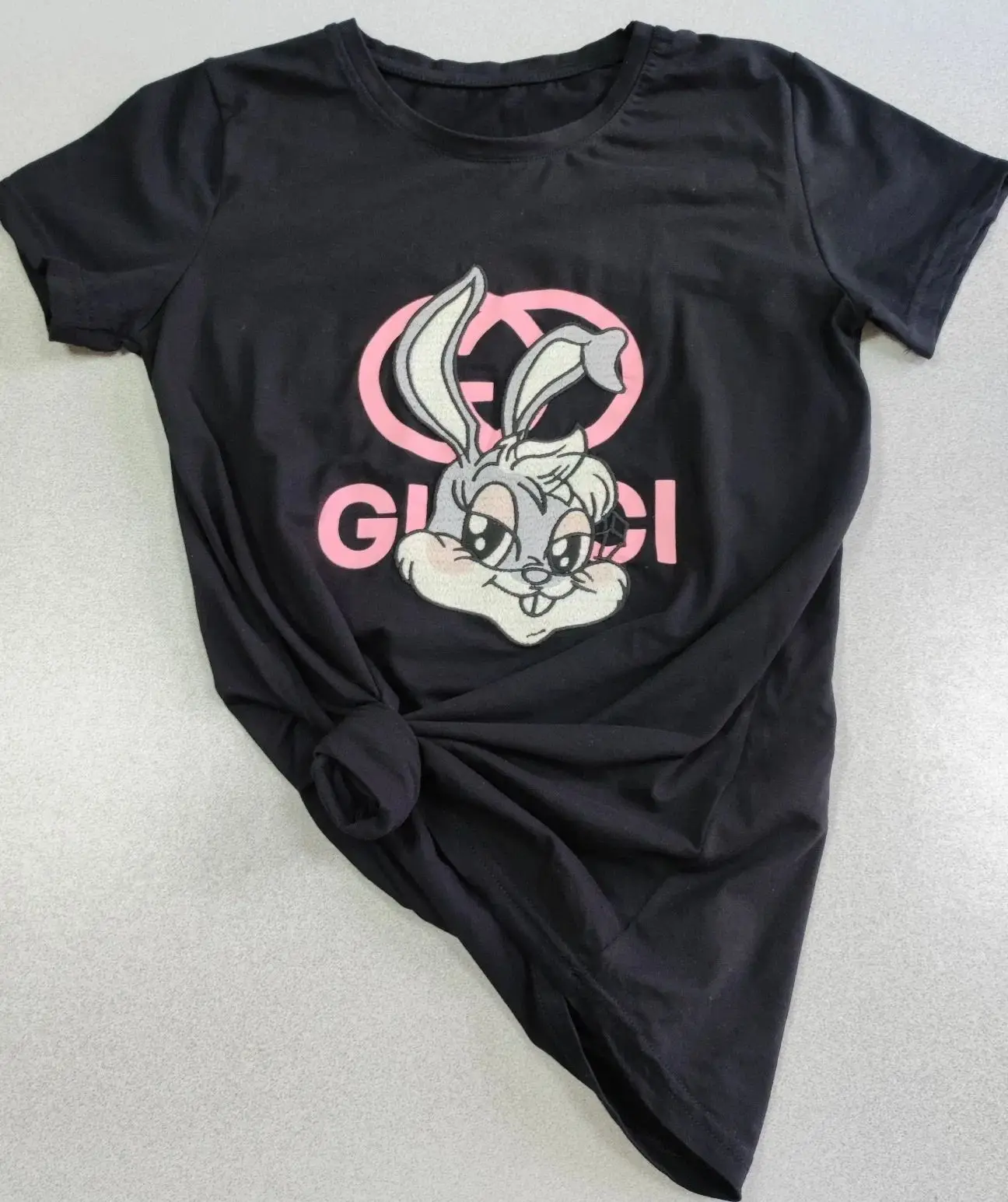 Camiseta Deportiva para Mujer, Camiseta con Estampado de Dibujos Animados de Lola Bunny, Conejo Gris con Anillo Rosa, Sonrisa Linda, Camiseta de Manga Corta de Algodón Negro