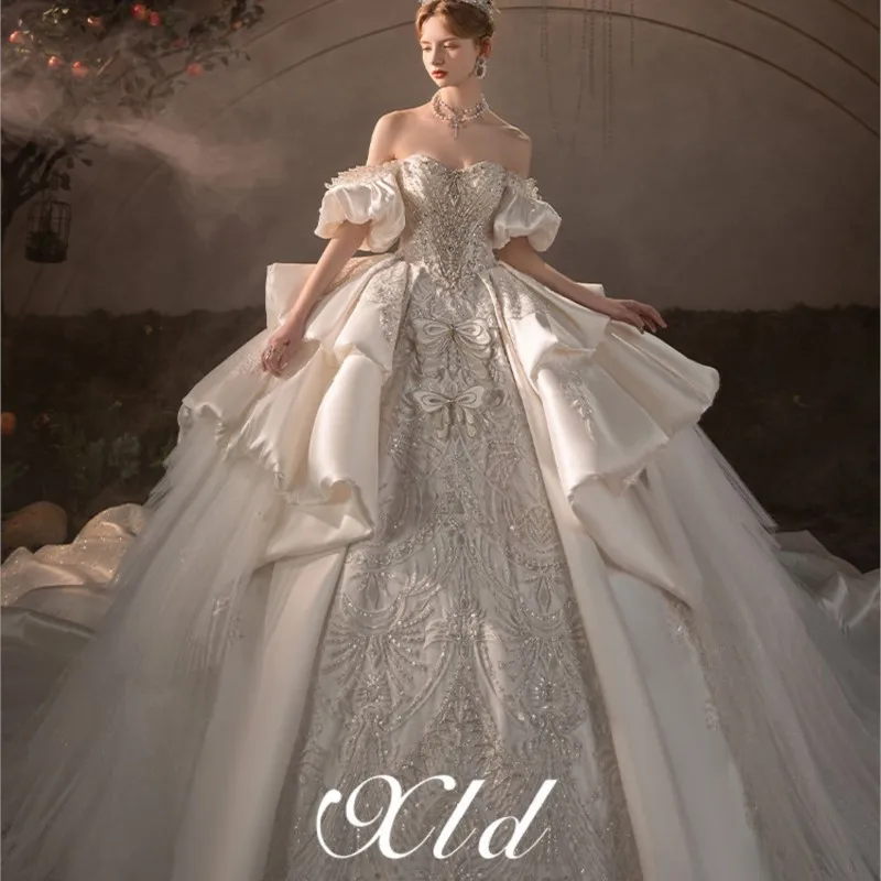 A new heavy-duty satin one-shoulder dress with large tail
