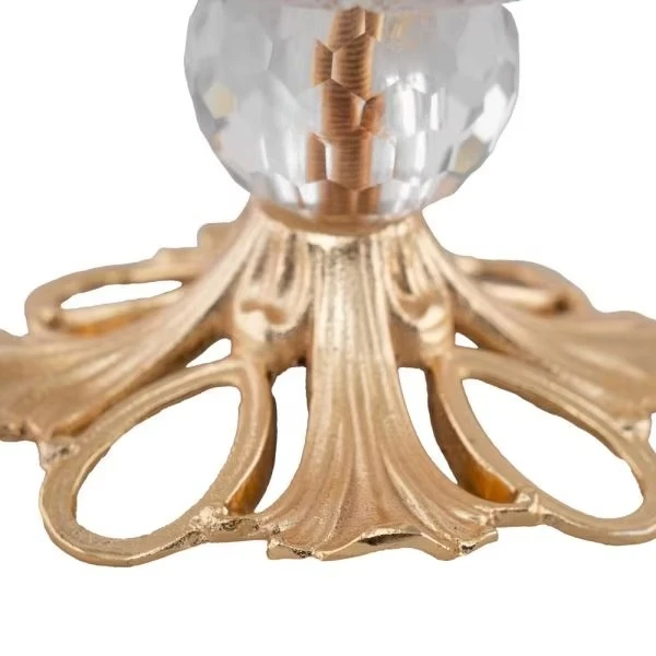 مبخرة نحاسية ذهبية مع غطاء مزخرف وتصميم قاعدة بقاعدة أنيقة منقوشة بجسم كريستالي