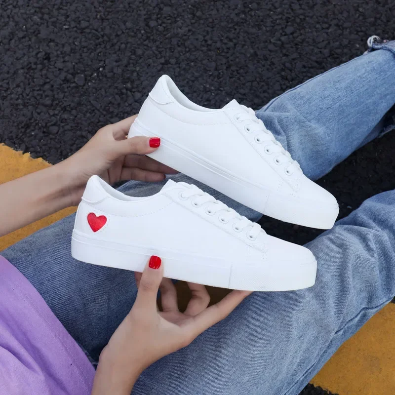 Women Canvas Shoes Women Casual Flats Heart Lace-up Fashion Ladies Spring/Autumn Shoes Designer White Sneakers EUR Size 36-40