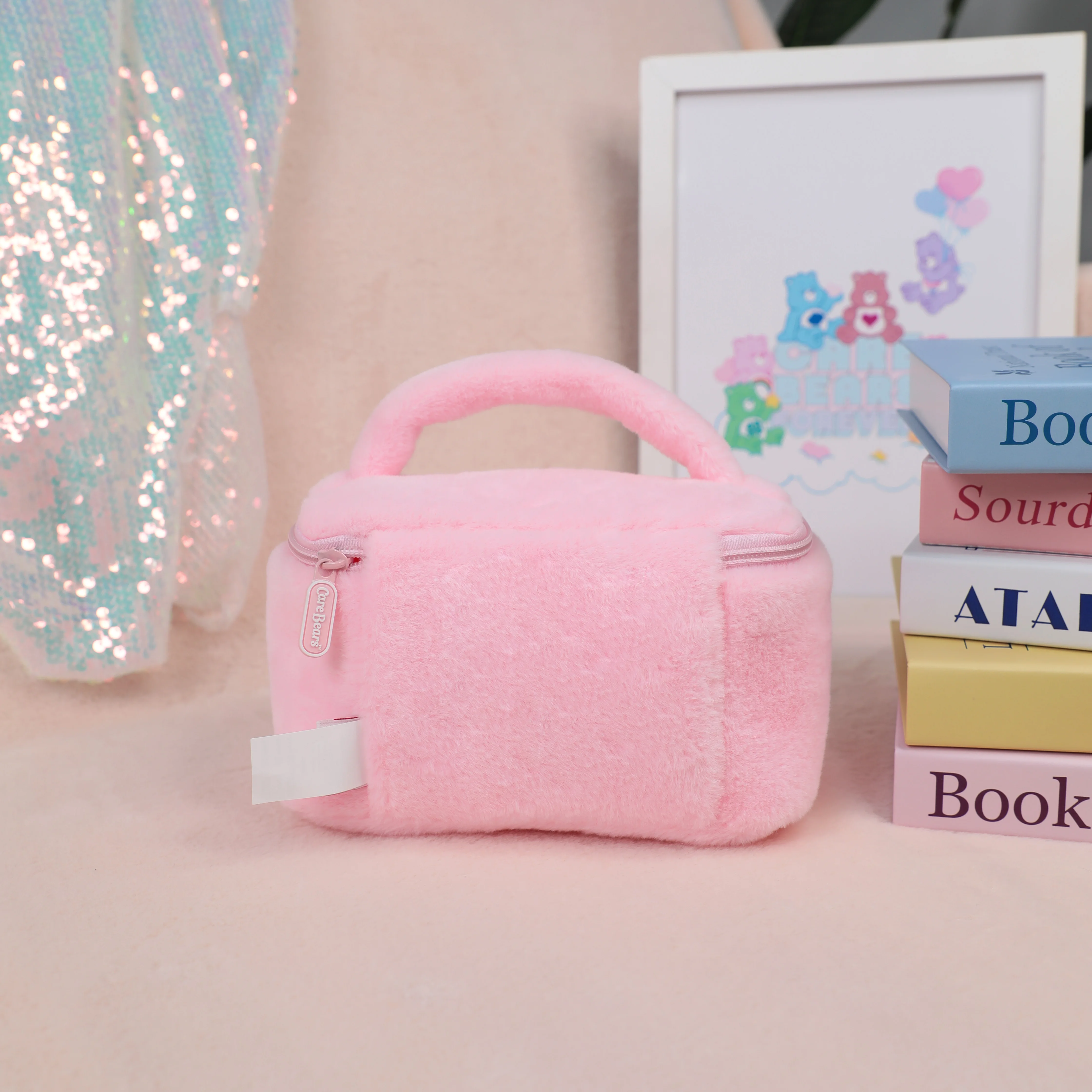 Care Bears Plüsch-Kosmetiktasche, Cartoon-Regenbogenbär, große Kapazität, Reise-Kulturtasche für Mädchen und Frauen, weicher, flauschiger Make-up-Beutel – Detail 9