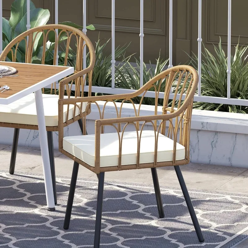 طقم كراسي بيسترو مكون من 4 كراسي طعام خارجية من الروطان مع أذرع ووسائد كرسي من الخيزران المنسوج مع مسند ظهر منحني مناسب لجميع الأحوال الجوية