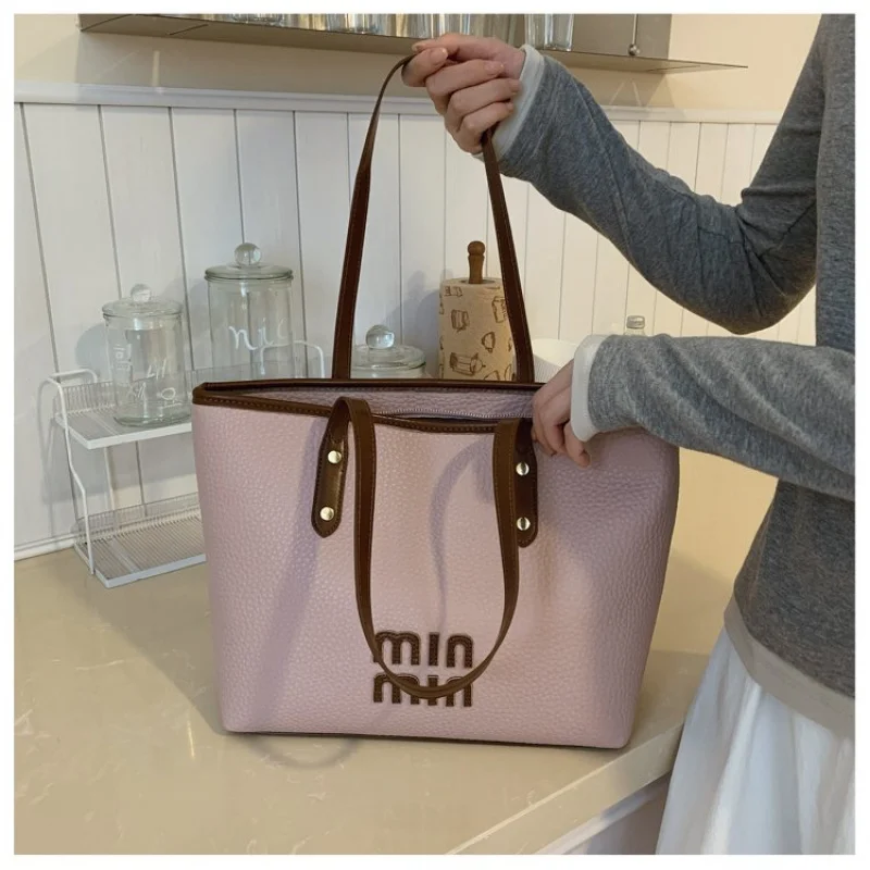 高級レザー製の女性用ショルダーバッグ、パリのカジュアルでエレガントなデイリールックを演出します。 ​