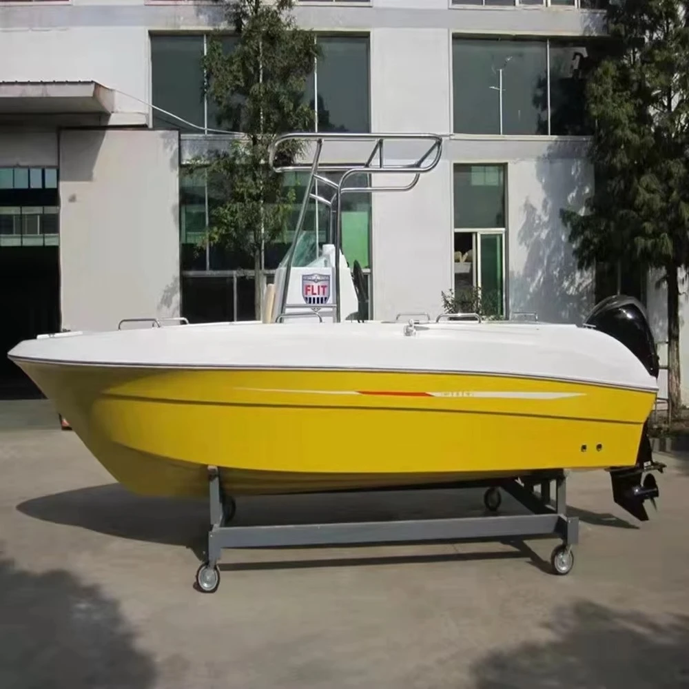 Barcos de pesca pequenos e de alta qualidade com motores e reboques