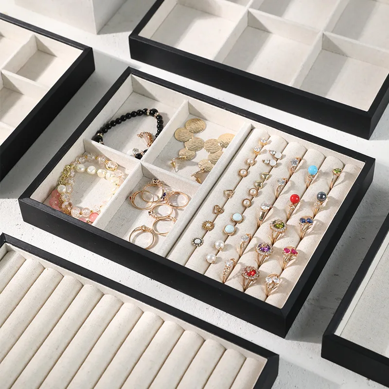 صينية مجوهرات مع غطاء من الكتان وأقراط دائرية وقلادة وصينية عرض لتخزين المجوهرات ورف عرض المجوهرات ودعائم التصوير #4