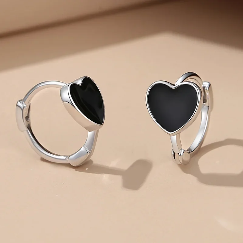 Huitan Zierliche schwarze Herz-Creolen, zarter, vielseitiger Partyschmuck für Frauen, einfacher, stilvoller, moderner, zurückhaltender Ohrschmuck