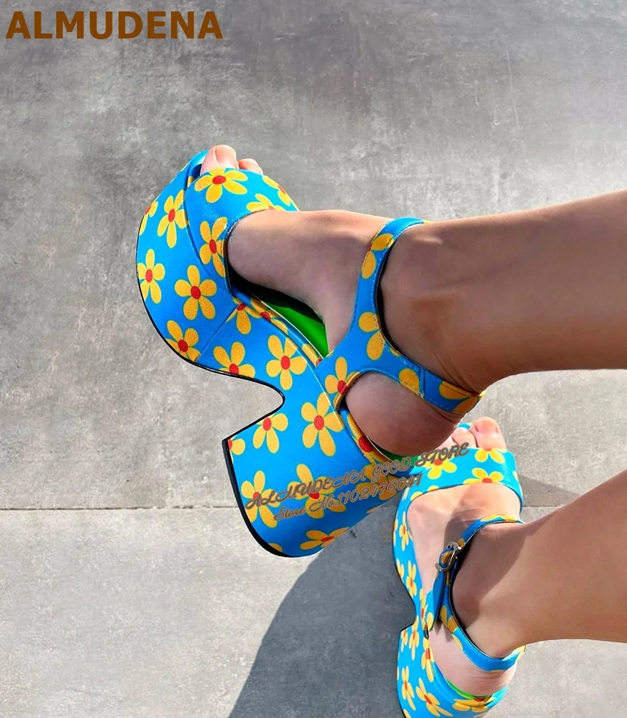 Sandalias de plataforma azul cielo con estampado floral naranja, con correa en el tobillo, tacón grueso, punta abierta, ideales para fiestas de verano, con un diseño adorable de flores y tacones altos.