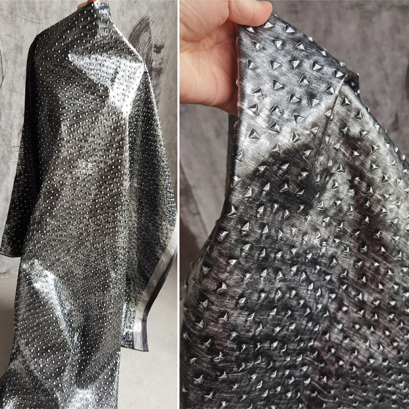 Imagem -01 - Tecido de Couro Artificial para Costura Faça Você Mesmo Design de Rebite Desempenho de Vestido de Jaqueta Moda de Palco Tecidos de Vestuário Pano Atacado tecido de couro artificial para costura faca voce mesmo design de rebite desempenho de vestido de jaqueta moda de palco tecidos de vestuario pano atacado 01