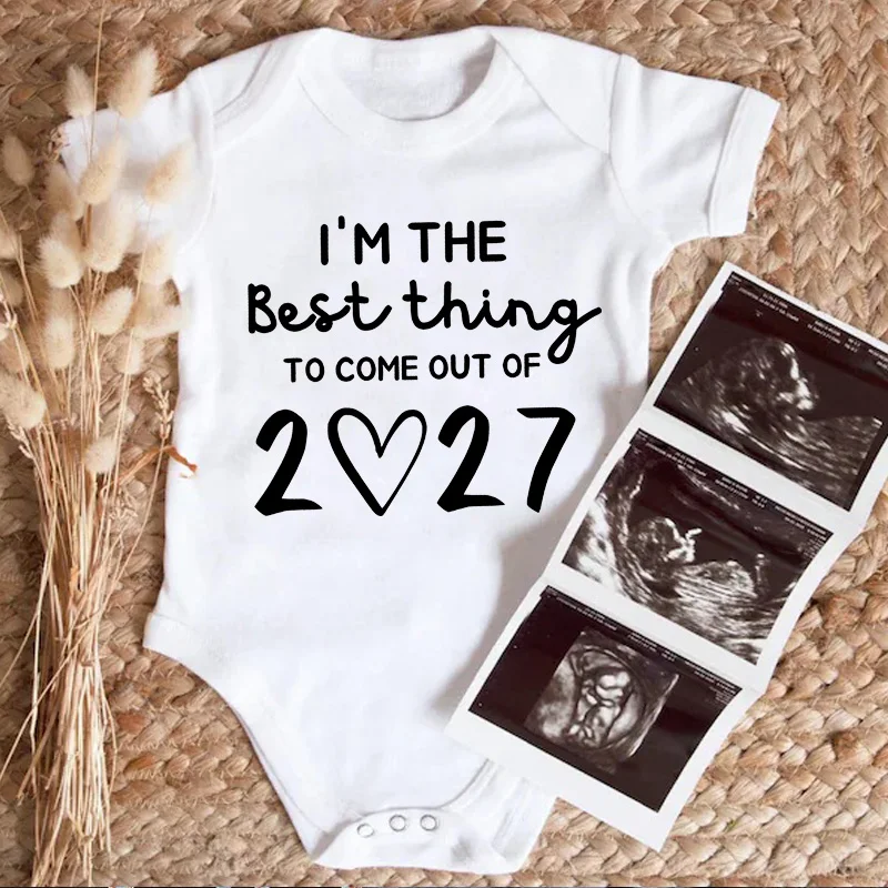 I'M THE BEST THING To COME OUT OF 2027 Funny Letter Print Baby Rompers Clothes Pregnancy Announcement Bodysuit