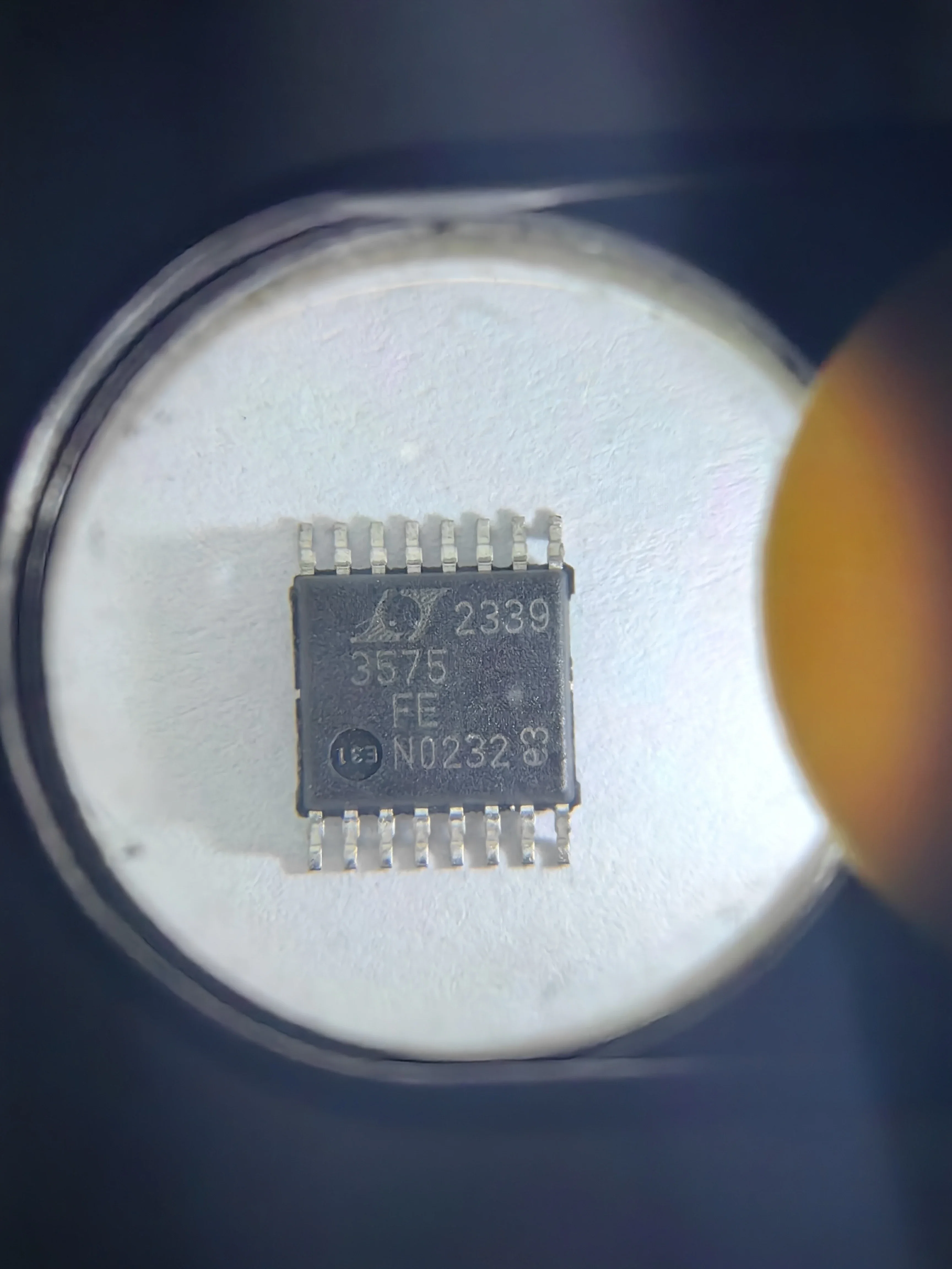 LT3575EFE LT3575IFE LT3575 - Isolated Flyback Converter without an Opto-Coupler