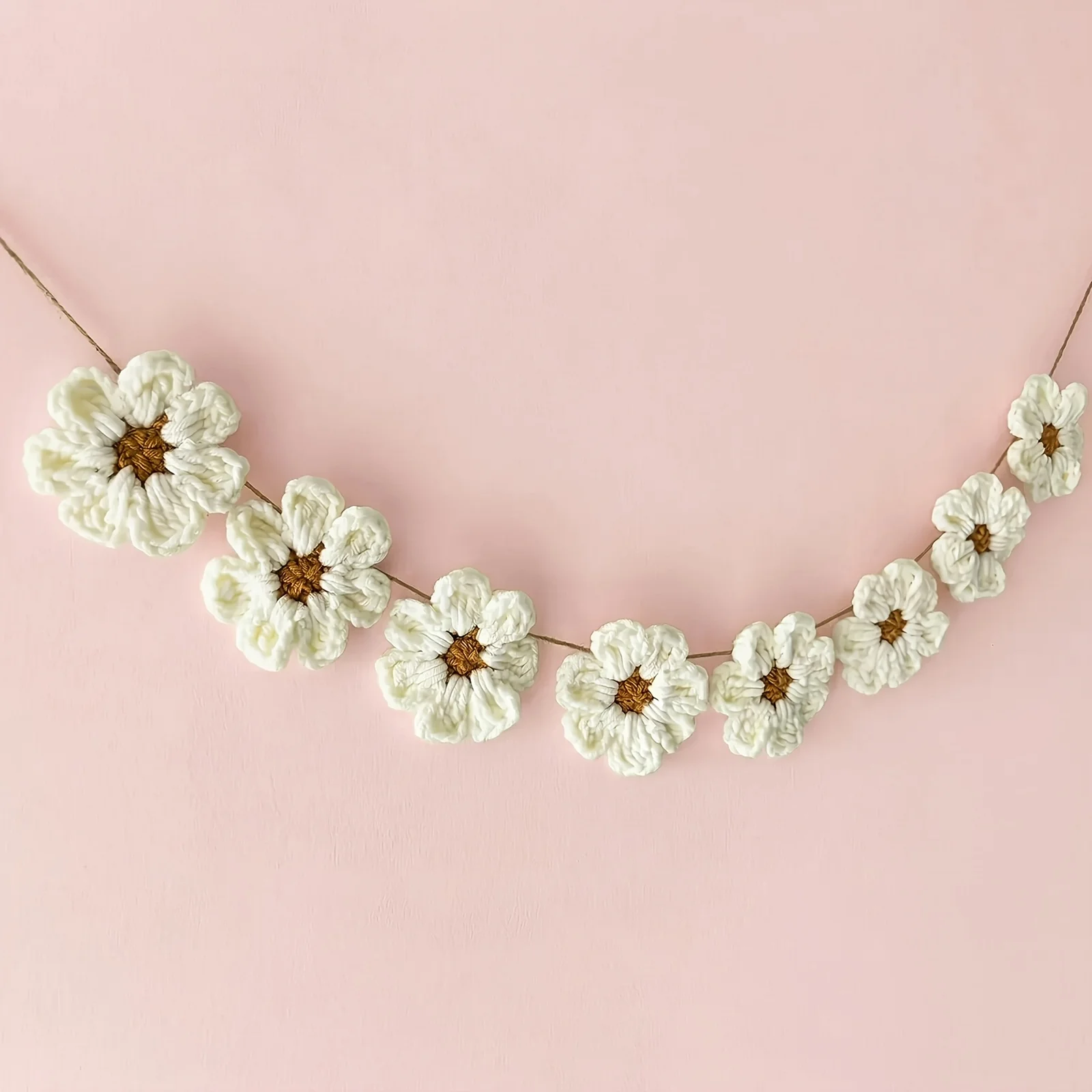 Handgefertigte Häkel-Gänseblümchen-Blumengirlande Boho Blumen-Wandbehang für Muttertag Wohnzimmer Schlafzimmer Deko 8 Blumen – Detail 5