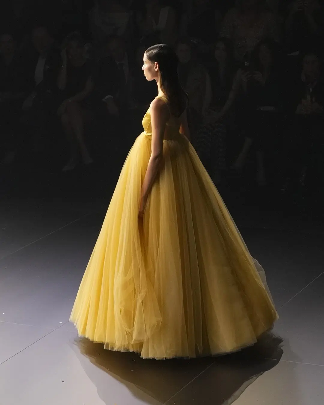 ふわふわイエローチュールウエディングボールドレスシンプルなオーバーサイズロングウェディングパーティードレス女性の衣装ふわふわメッシュイブニングフォーマルドレス