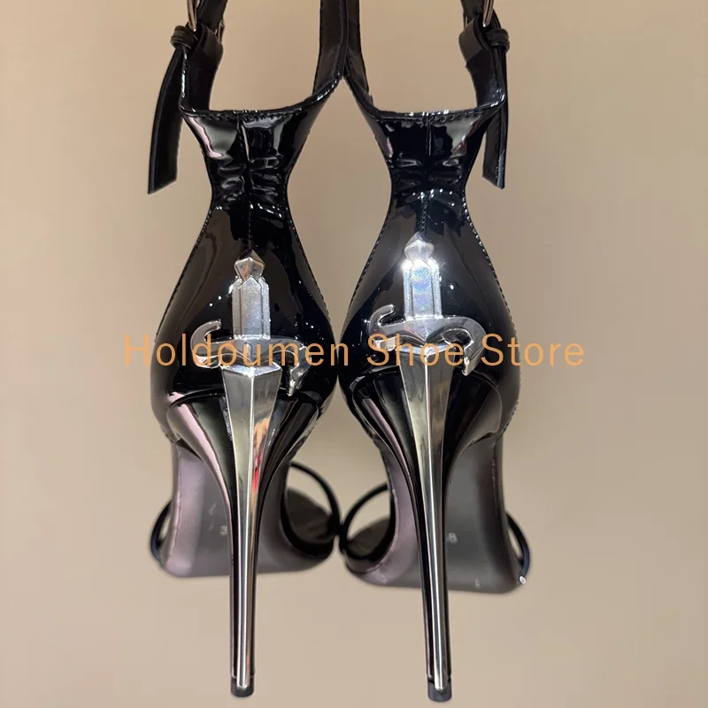 لامعة براءات الاختراع والجلود حزام واحد مثير اللمحة تو الصنادل رواية تصميم الصليب المعادن الصولجان كعب الكاحل حزام مشبك صنادل مماشي للموضة