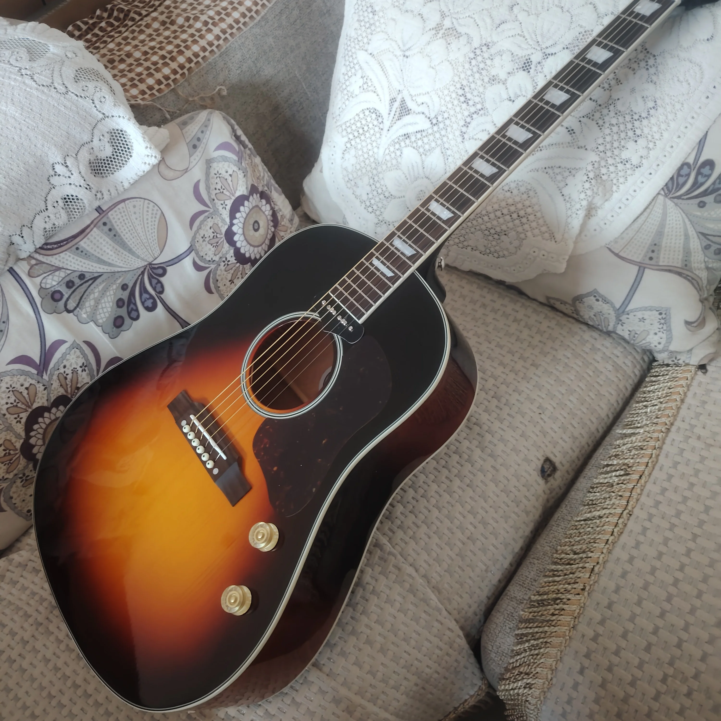 

Премиальная акустико-электрическая гитара ручной работы в стиле J-160E с звукоснимателем, верхней декой из массива ели, задней и боковыми частями из красного дерева, цвет санберст, 41 дюйм