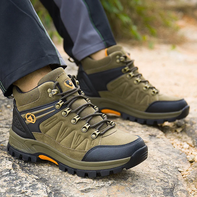 Outdoor hiking shoes in autumn and winter waterproof high-top hiking shoes extra large non-slip wear-resistant men's shoes.